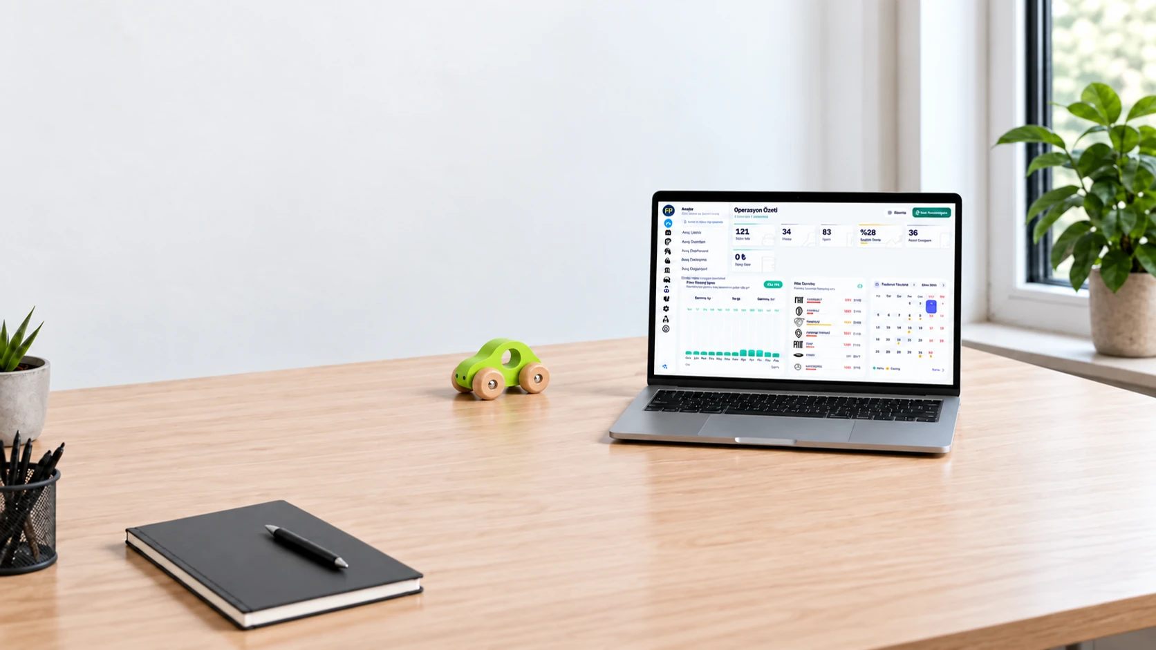 Ahşap çalışma masasında Filoplan panelini gösteren laptop ve yanında Filoplan yeşilinde ahşap oyuncak araç